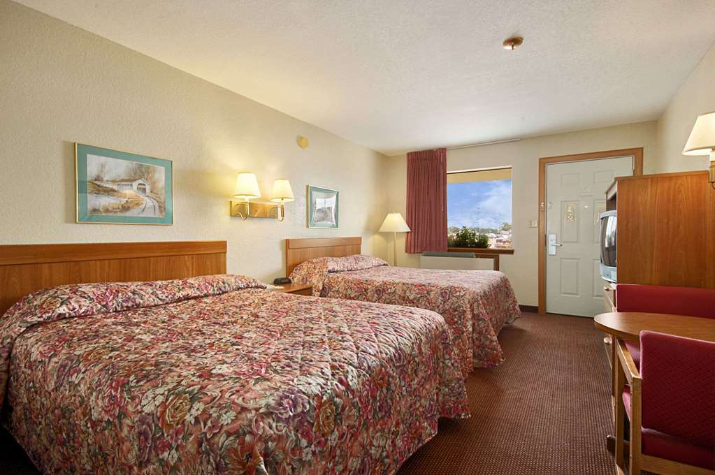 Days By Wyndham Hotel Pratt